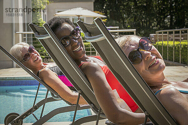 Porträt glücklich ältere Frauen Freunde Sonnenbaden in Liegestühlen