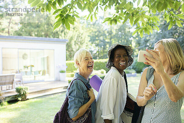 Glückliche ältere Frauen Freunde nehmen Selfie im Sommer Garten