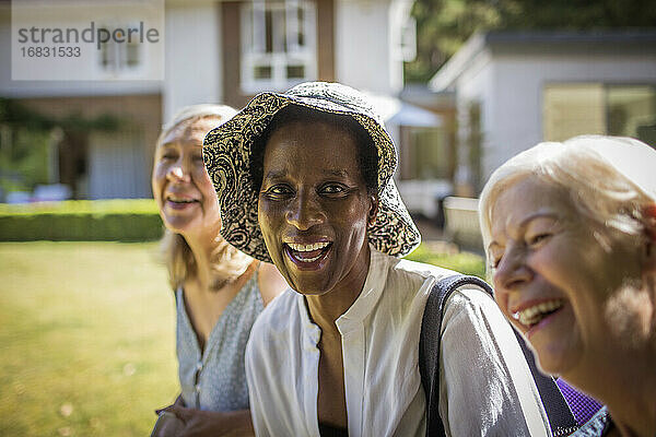 Porträt glücklich Senior Frauen Freunde in sonnigen Sommer Hinterhof