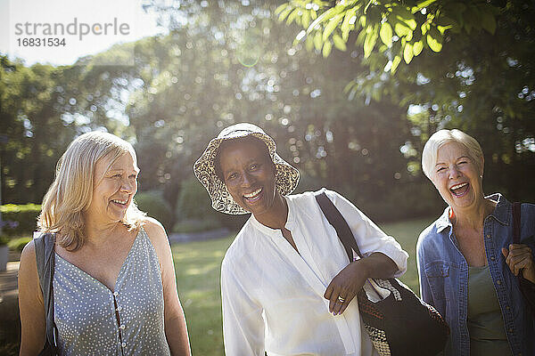 Porträt glücklich Senior Frauen Freunde in sonnigen Sommer Garten