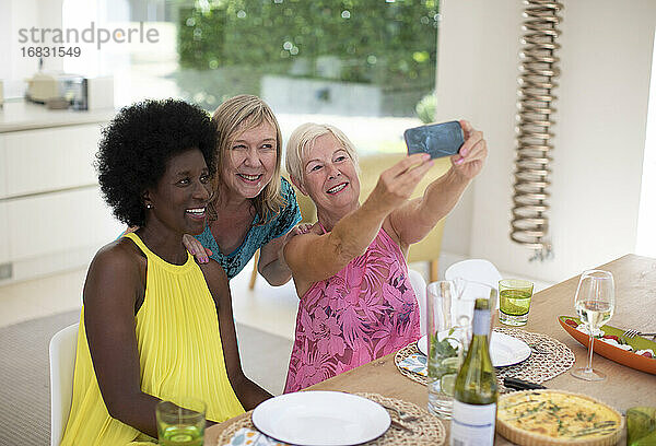 Glückliche ältere Frauen Freunde nehmen Selfie beim Mittagessen