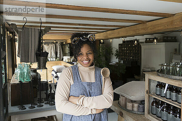 Porträt glückliche weibliche Ladenbesitzerin mit Holzlöffel