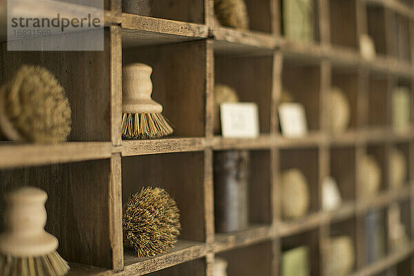 Vintage Holz Borstenpinsel in Holz Display Schränke