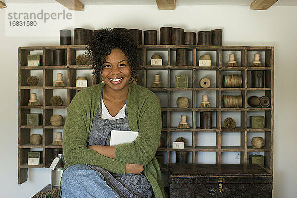 Porträt glückliche selbstbewusste weibliche Ladenbesitzerin an Vintage-Display