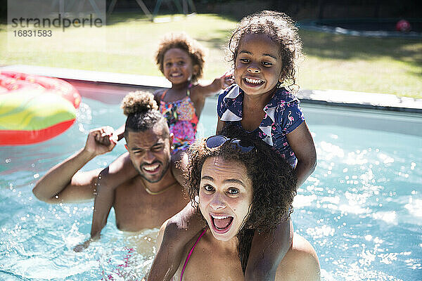 Porträt spielerische Familie in sonnigen Sommer Schwimmbad