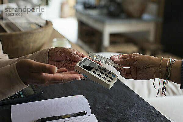 Close up Kunde bezahlt Ladenbesitzer mit Smartcard