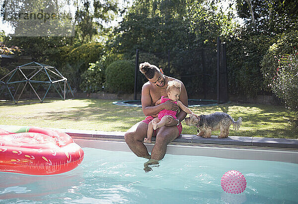 Vater und Kleinkind Tochter mit Hund im Sommer Schwimmbad