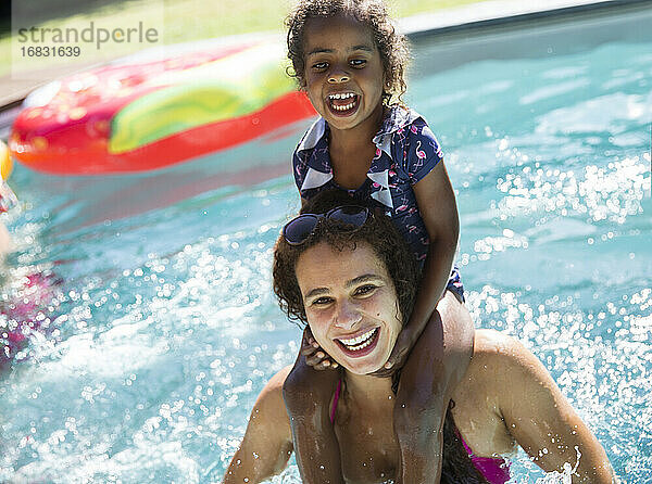 Porträt glückliche Mutter trägt Tochter auf den Schultern im Schwimmbad