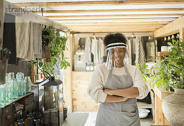 Porträt selbstbewusste Ladenbesitzerin mit Gesichtsschutz in einer Gärtnerei