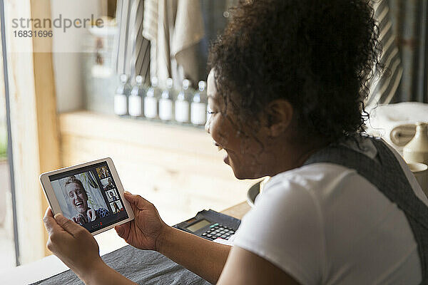 Weiblicher Ladenbesitzer Video-Chat mit Freunden auf digitalem Tablet