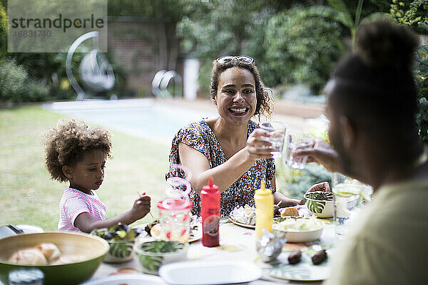 Glückliche Familie genießt Sommergrillen auf der Veranda