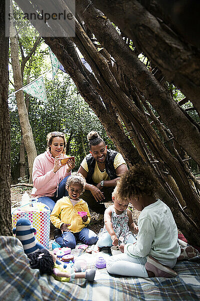 Familie genießt Tee-Party im Fort im Freien