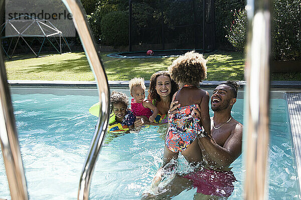 Glückliche Familie spielt im Schwimmbad