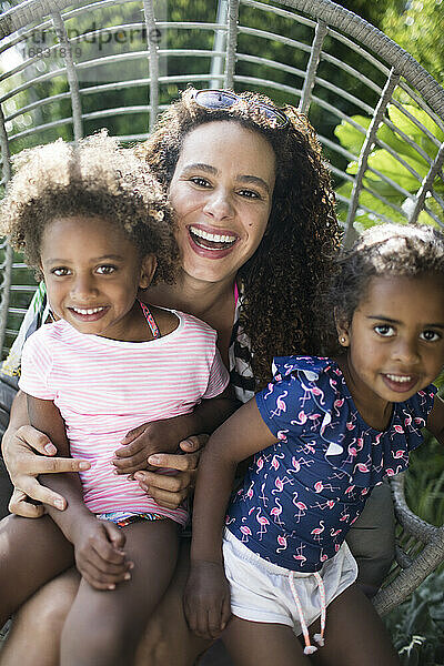 Porträt glückliche Mutter und Töchter auf der Veranda