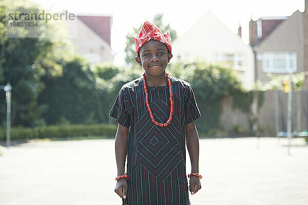 Porträt selbstbewusster Junge in traditioneller afrikanischer Kleidung