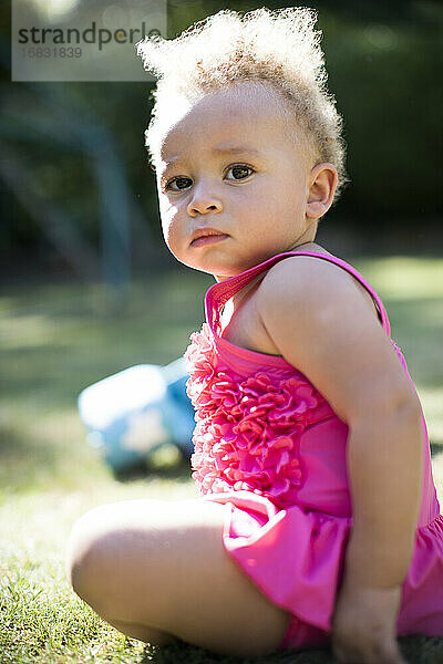 Porträt niedlich Kleinkind Mädchen in sonnigen Park Gras