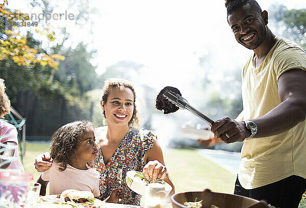 Porträt glückliche Familie genießen Grill in sonnigen Hinterhof