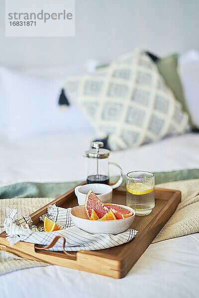 Grapefruit und Kaffee Frühstückstablett am Morgen