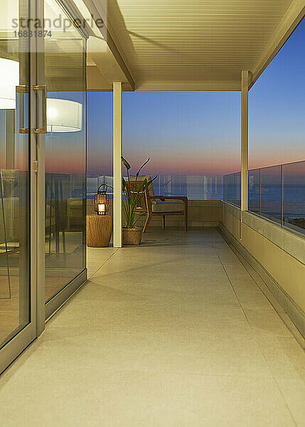 Luxus-Balkon mit malerischem Meerblick in der Abenddämmerung