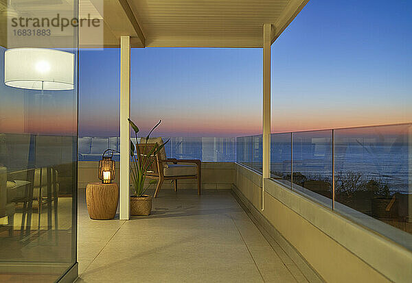 Panoramablick auf den Ozean auf dem Balkon eines luxuriösen Hauses in der Abenddämmerung