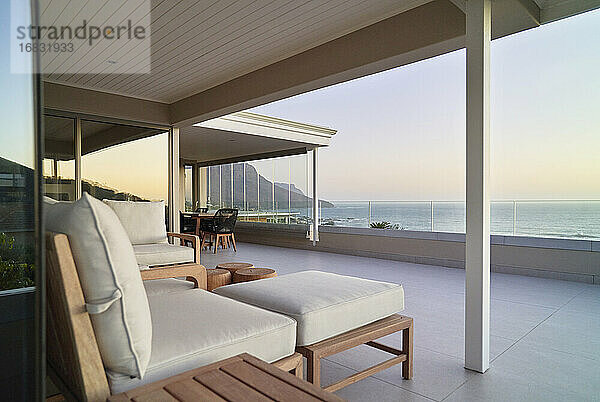 Luxuriöse Musterhaus-Terrasse mit ruhiger Aussicht auf das Meer