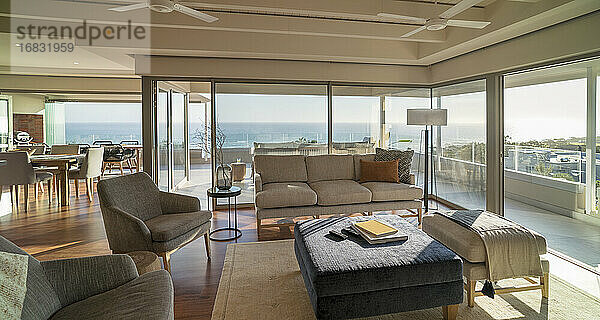 Luxus-Wohnzimmer mit sonnigem Meerblick