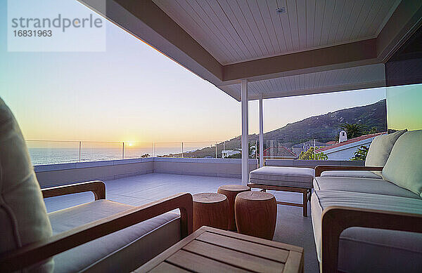 Blick auf den Sonnenuntergang vom Balkon der Luxuswohnung