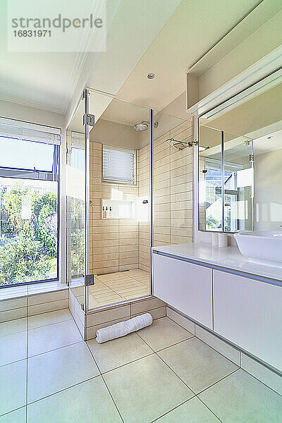 Modernes Haus Schaufenster Interieur Badezimmer Dusche