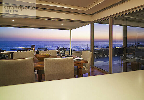 Scenic Sonnenuntergang Blick auf den Ozean von luxuriösen modernen Haus Showcase Interieur