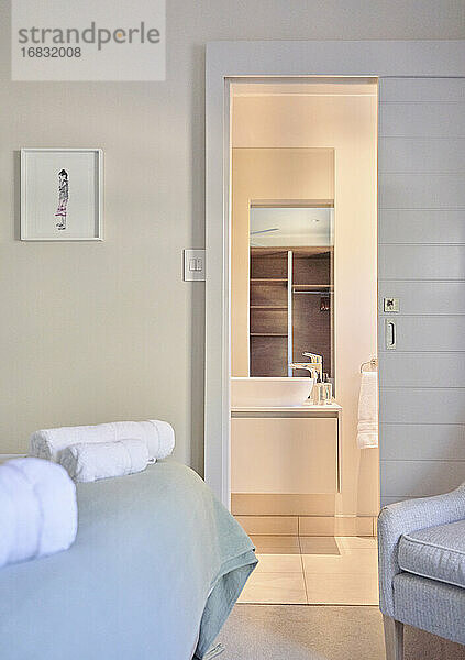 Handtücher aufgerollt auf dem Bett außerhalb Luxus Home Showcase Badezimmer