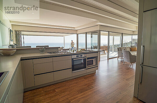 Modernes Haus Vitrine Innen Küche mit sonnigen Meerblick