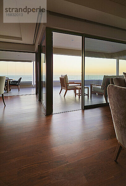 Hartholzböden in der Wohnung zeigen den Innenraum mit Blick auf den Sonnenuntergang