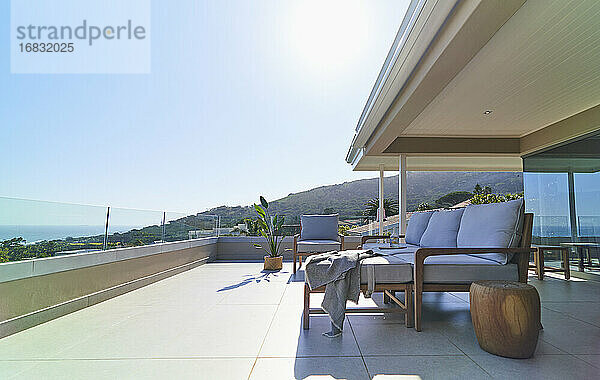 Sofa auf der sonnigen Musterhaus-Terrasse