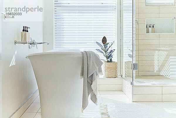 Sunny weiß modernes Haus Schaufenster Interieur Badezimmer mit Badewanne einweichen