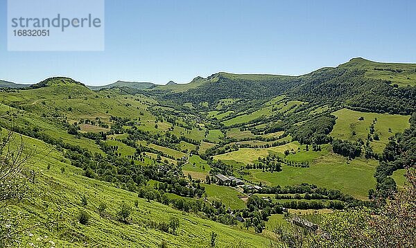 Maronne-Tal am Neronne-Pass  Departement Cantal  Auvergne Rhone Alpes  Frankreich  Europa