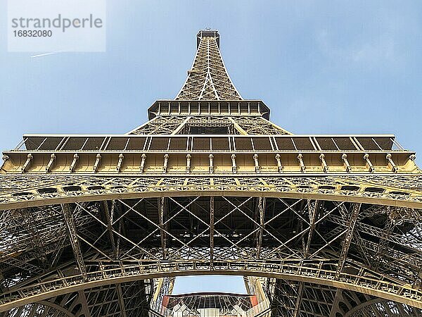 Eiffelturm von unten  Paris  Frankreich  Europa