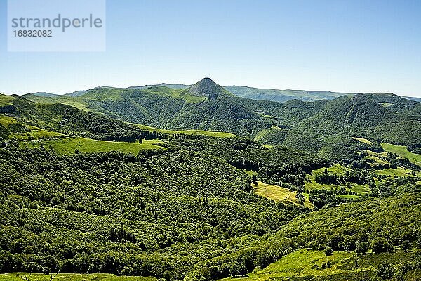 Blick auf das Mandailles-Tal und Puy Griou im regionalen Naturpark der Vulkane der Auvergne  Cantal  Auvergne Rhone Alpes  Frankreich  Europa