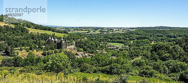 Chateau du Sailhant  Dorf Andelat  Planeze de Saint-Flour im Hintergrund  Dorf Andelat  Departement Cantal  Auvergne-Rhone-Alpes  Frankreich  Europa