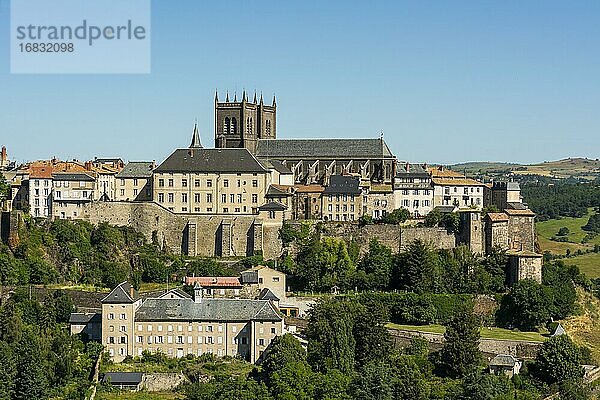 Blick auf die Stadt Saint Flour und die Kathedrale Saint Pierre  Departement Cantal  Auvergne Rhone Alpes  Frankreich  Europa