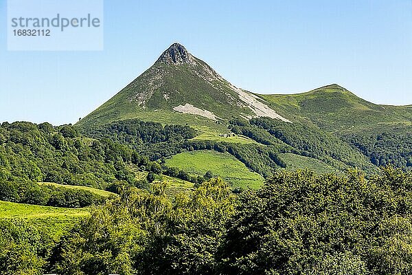 Berg Le Puy Griou im regionalen Naturpark der Vulkane der Auvergne  Departement Cantal  Auvergne Rhone Alpes  Frankreich  Europa