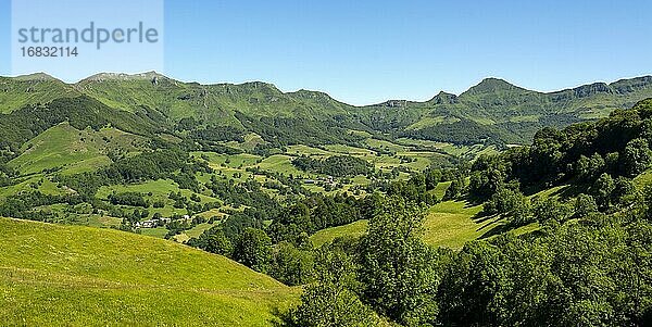 Blick auf das Mandailles-Tal im regionalen Naturpark der Vulkane der Auvergne  Departement Cantal  Auvergne Rhone Alpes  Frankreich  Europa