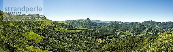 Blick auf das Mandailles-Tal und Puy Griou im regionalen Naturpark der Vulkane der Auvergne  Cantal  Auvergne Rhone Alpes  Frankreich  Europa