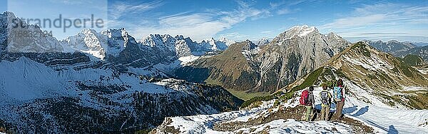 Drei Wanderer auf Wanderweg mit Schnee im Herbst  Wanderung zum Gipfel des Hahnenkampl  Ausblick auf schneebedeckte Gipfel Laliderspitze  Dreizinkenspitze und Spritzkarspitze  hinten Gamsjoch und Gramaijoch  Engtal  Karwendel  Tirol  Österreich  Europa