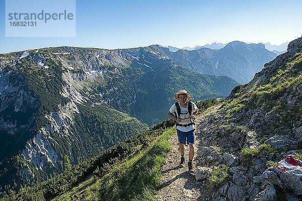 Bergsteiger  Wanderer auf Wanderweg zum Bärenkopf  hinten Bergkamm Stanser-Joch-Kamm mit Stanser Joch  Karwendel  Tirol  Österreich  Europa