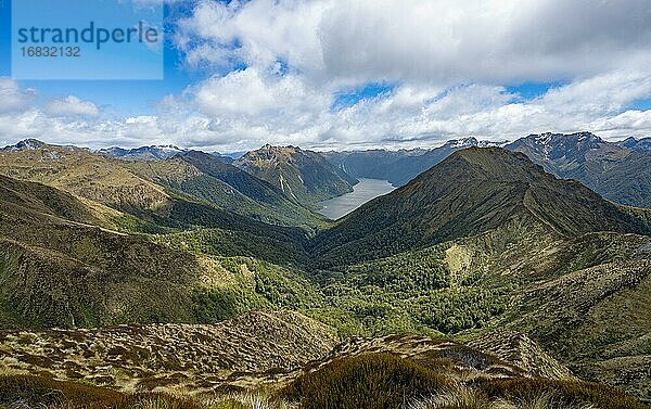 South Fiord des Lake Te Anau  Murchison Mountains  dahinter Südalpen  Kepler Track  Fiordland National Park  Southland  Neuseeland  Ozeanien