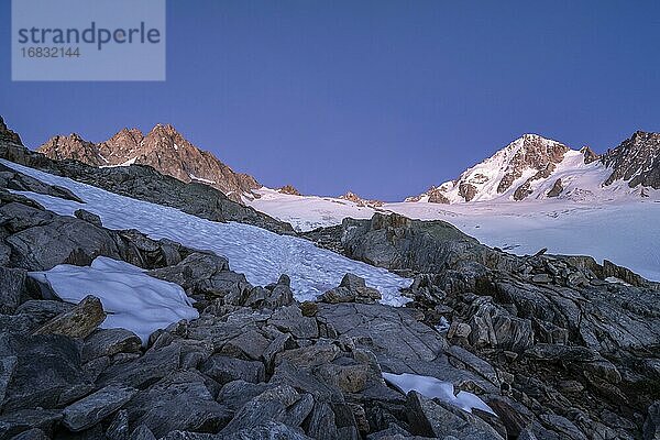 Abendstimmung  Glacier du Tour  Gletscher und Berggipfel  Hochalpine Landschaft  links Tête Blanche  Petite und Grande Fourche  rechts Aiguille du Chardonnet   Chamonix  Haute-Savoie  Frankreich  Europa