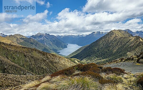 South Fiord des Lake Te Anau  Murchison Mountains  dahinter Südalpen  Kepler Track  Fiordland National Park  Southland  Neuseeland  Ozeanien