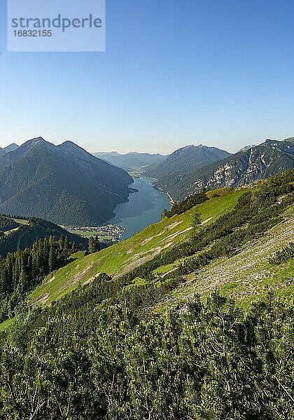 Ausblick vom Wanderweg zum Bärenkopf  Blick auf Achensee mit Seebergspitze und Seekarspitze  Karwendel  Tirol  Österreich  Europa