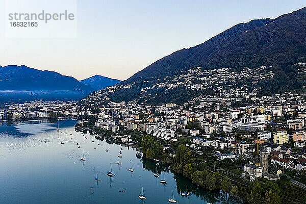 Luftaufnahme am Morgen  Locarno  Lago Maggiore  Tessin  Schweiz  Europa