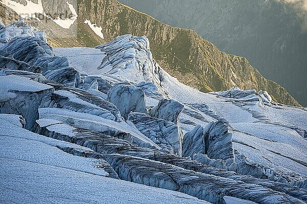 Gletscherspalten am Glacier du Tour  Gletscher  Hochalpine Landschaft  Chamonix  Haute-Savoie  Frankreich  Europa